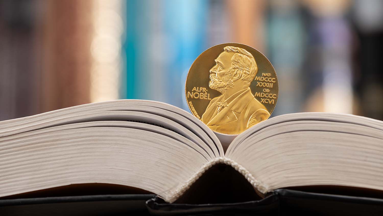 Gleich zwei Deutsche erhalten den diesjährigen Medizin-Nobelpreis. Für Forschung zur gezielten Veränderung von Zellen wird zudem auch ein US-Amerikaner geehrt. Ihre Erkenntnisse werden schon genutzt.